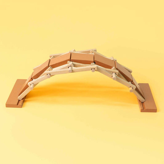 Wooden arch bridge model kit with self-supporting frame and arch beams