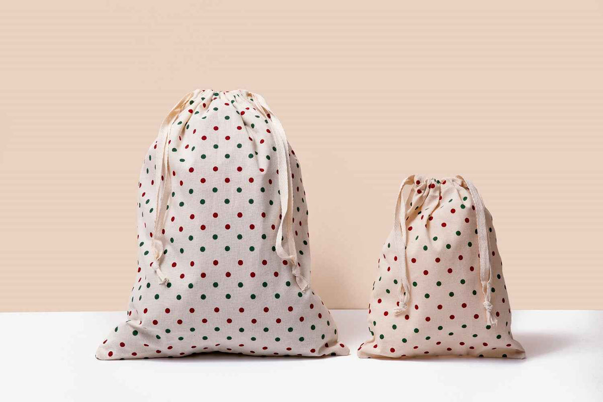 Organic cotton drawstring bags with multicolor dot print, gathered tops